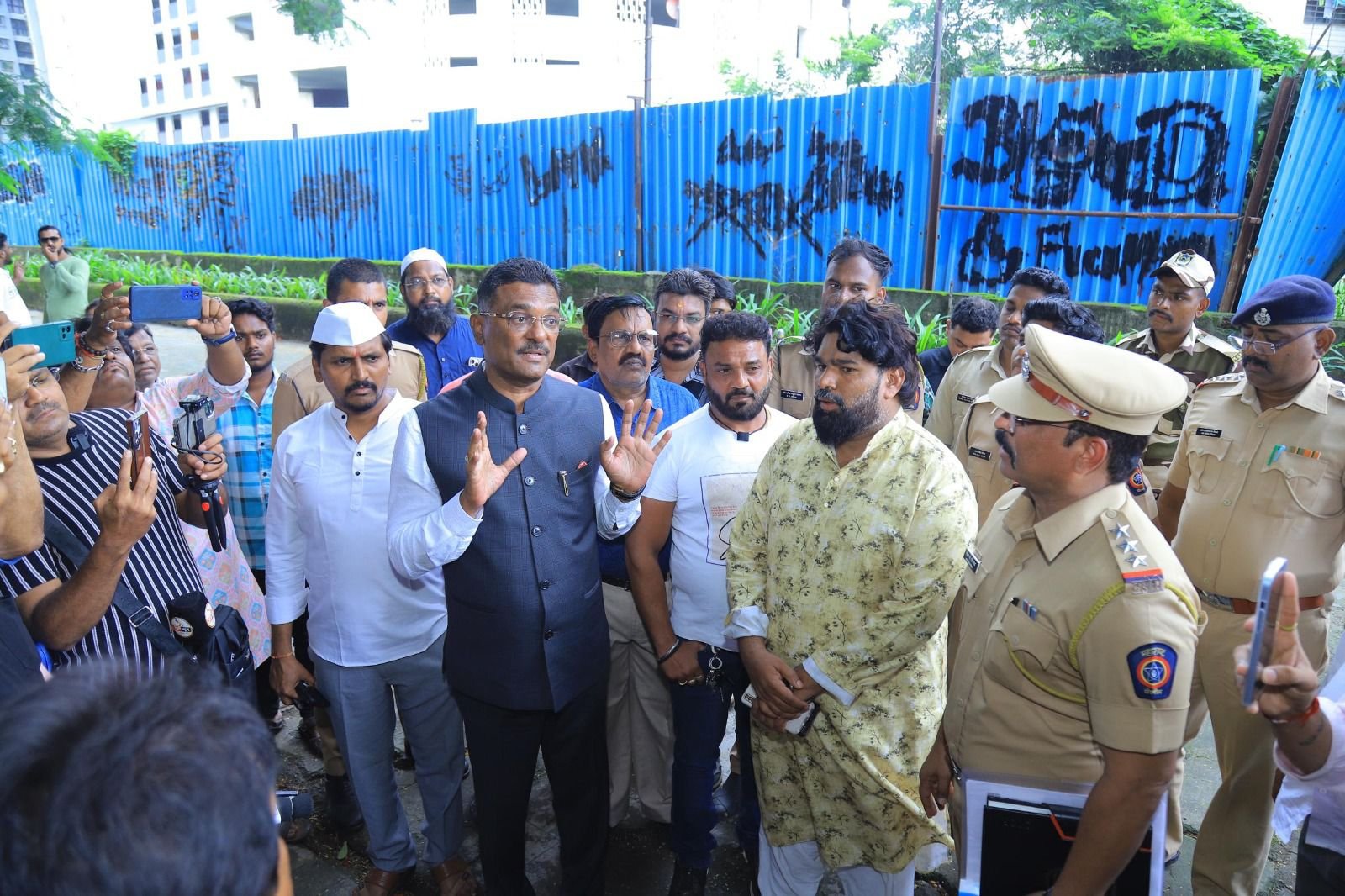 Anfaal Foundation Spreads Humanity Through Muharram Fruit Distribution in Mira-Bhayandar Hospitals Anfaal Foundation Spreads Humanity Through Muharram Fruit Distribution in Mira-Bhayandar Hospitals