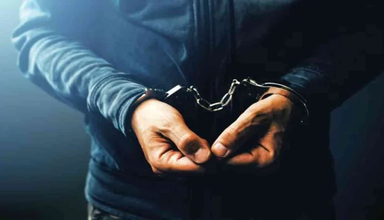 Arrested for cheating people by buying online"28 mobile phones, Rs 4 lakh cash seized"
